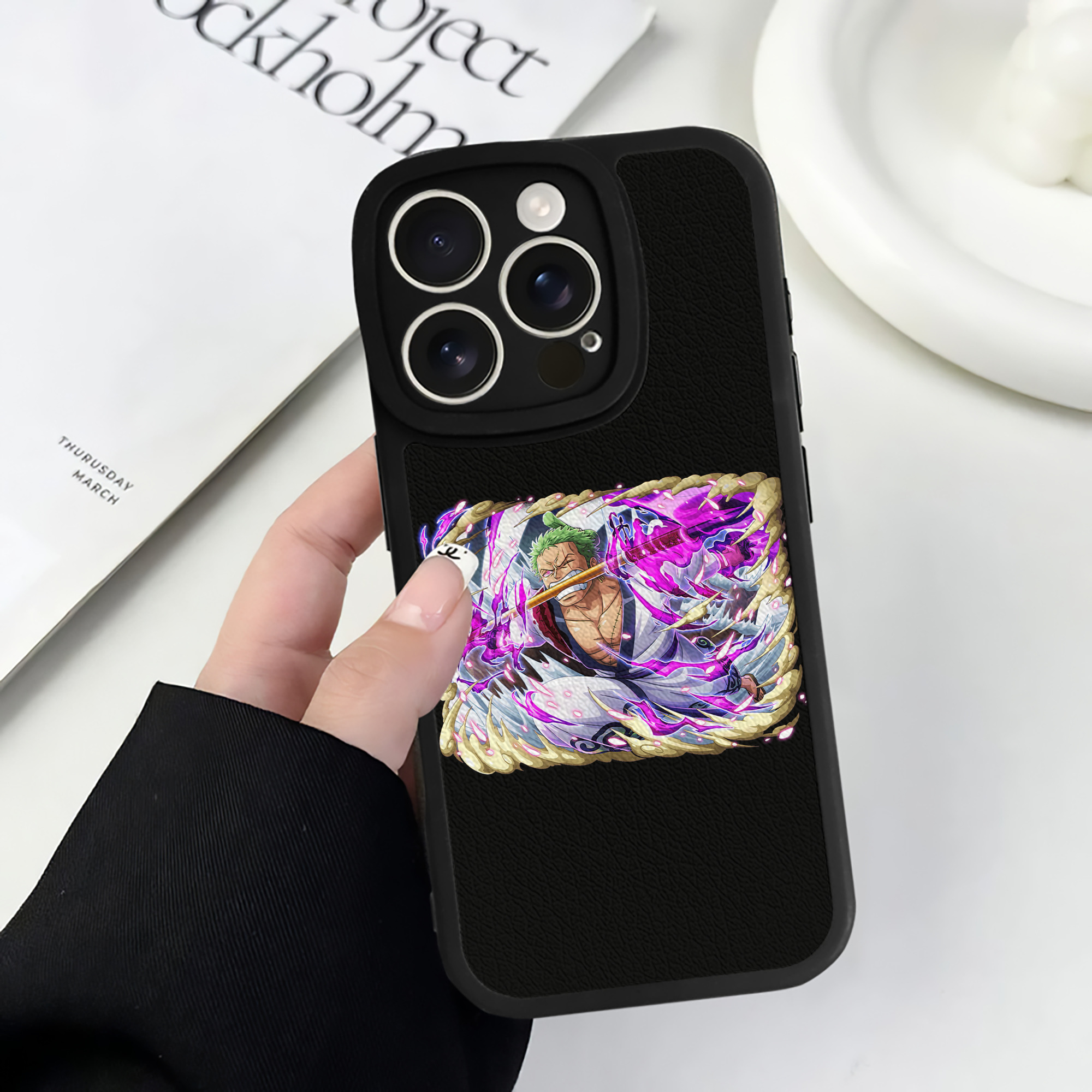 （画像用） ワンピース ロロノア・ゾロ ONE PIECE Roronoa Zoro 【iPhone 16シリーズ対応】シリコンスマホケース（レザー調） 材質：シリコン